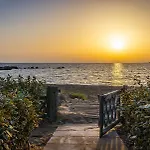 Sandoa - Beachfront Apartment