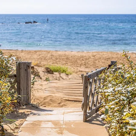 Sandoa - Beachfront Μηνιά