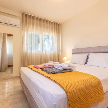Sandoa - Beachfront Apartment