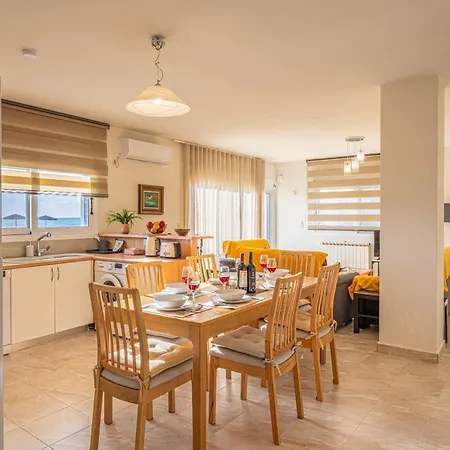 Sandoa - Beachfront Apartment *