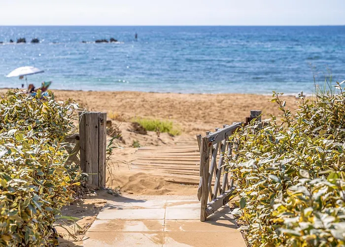 Sandoa - Beachfront Minia